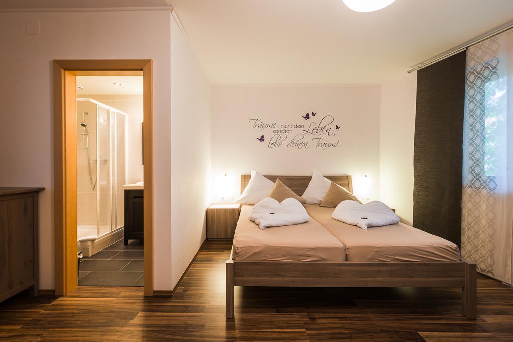 Pension Julia & Haus Elisabeth - Wallner'S Hofheuriger & Weinhof Moerbisch Am See Ngoại thất bức ảnh