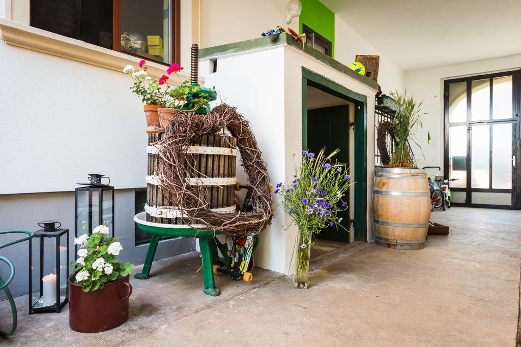 Pension Julia & Haus Elisabeth - Wallner'S Hofheuriger & Weinhof Moerbisch Am See Ngoại thất bức ảnh