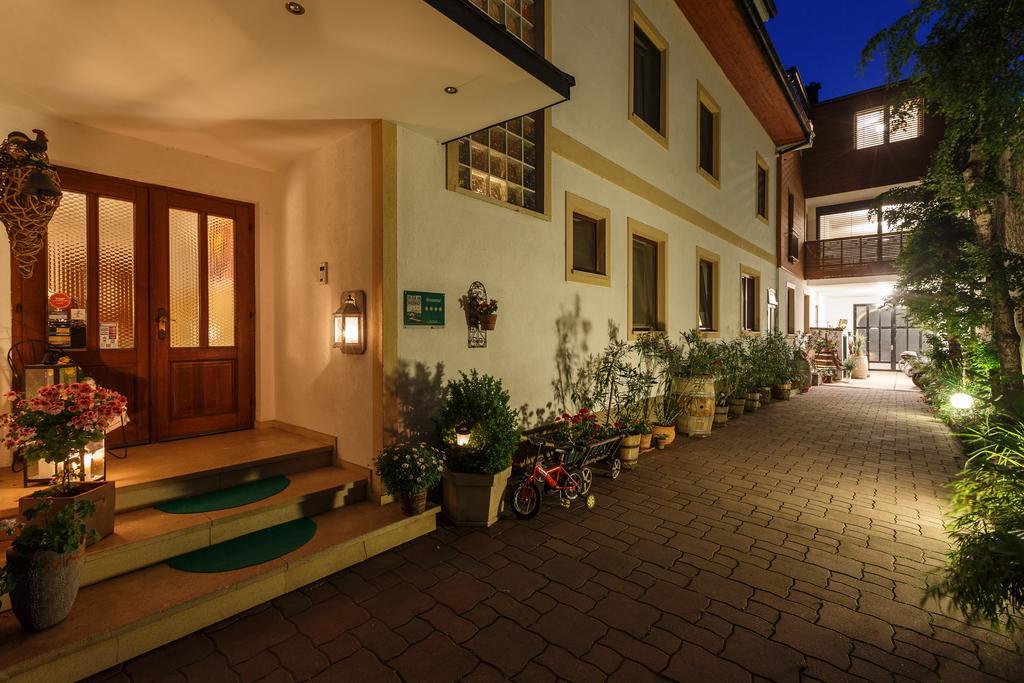 Pension Julia & Haus Elisabeth - Wallner'S Hofheuriger & Weinhof Moerbisch Am See Ngoại thất bức ảnh