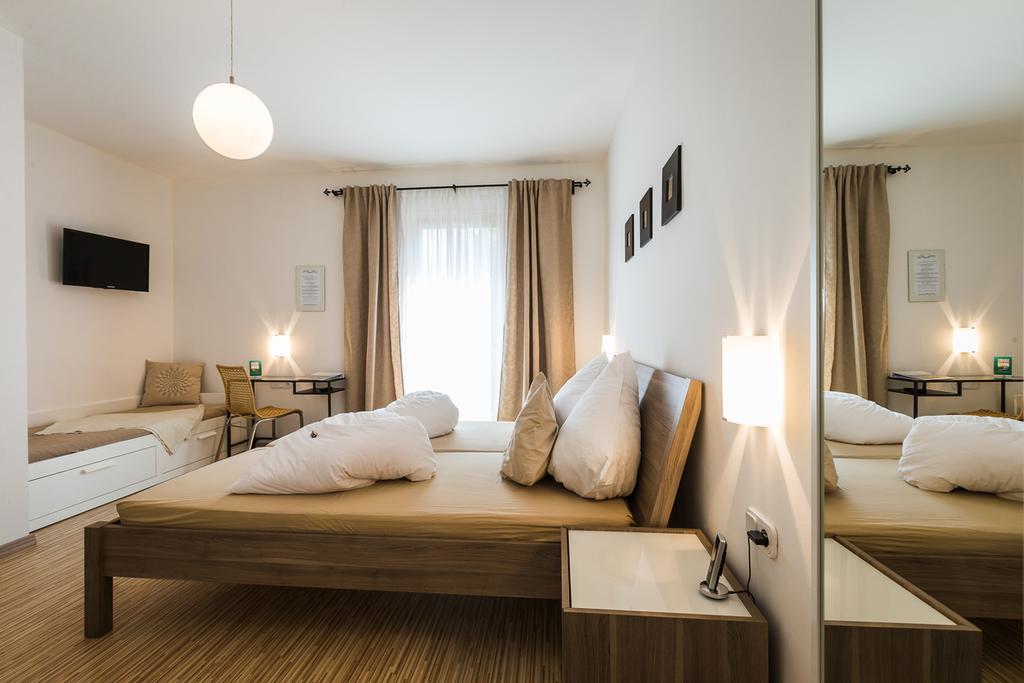Pension Julia & Haus Elisabeth - Wallner'S Hofheuriger & Weinhof Moerbisch Am See Ngoại thất bức ảnh