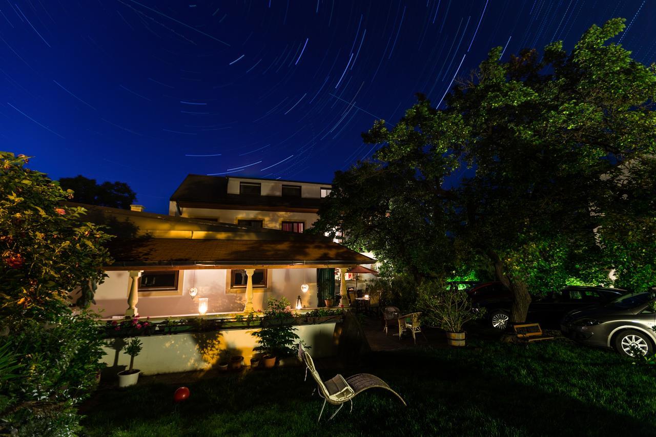 Pension Julia & Haus Elisabeth - Wallner'S Hofheuriger & Weinhof Moerbisch Am See Ngoại thất bức ảnh